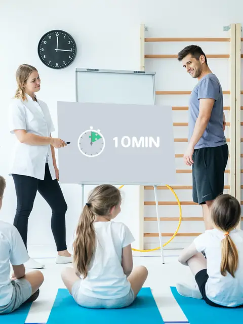 Ledare som förklarar för barn